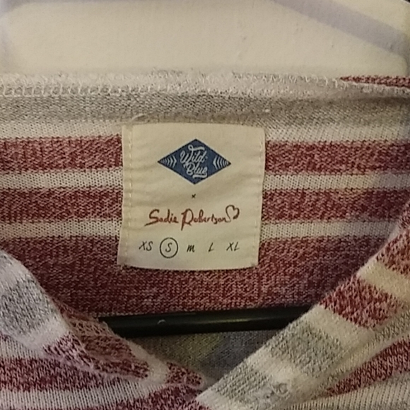 Crop Style sweater with a hood - Picture 2 of 3